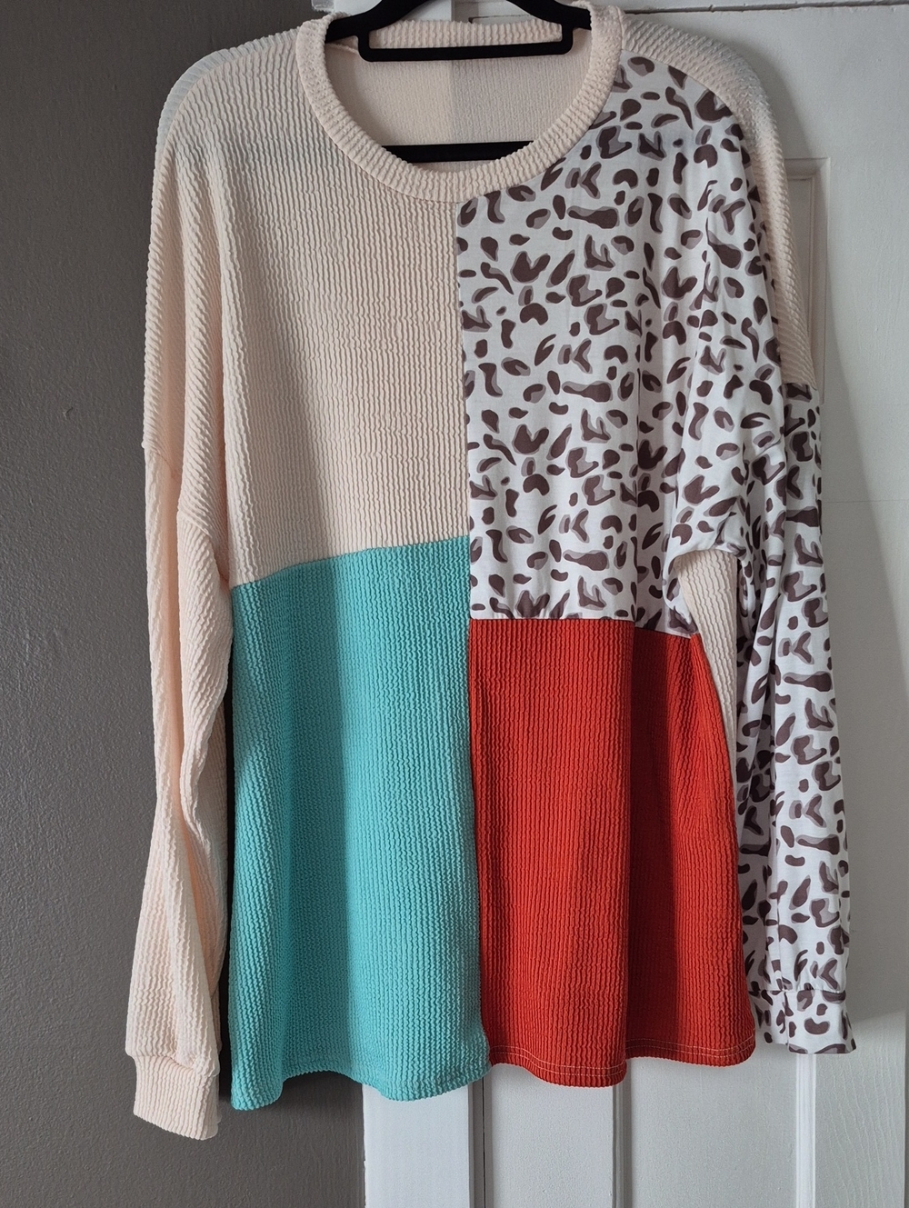 Colorblock Leopard Sleeve Long-Sleeve Women’s Top - Cream/Turquoise/Red